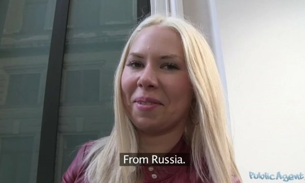 Улыбчивая няшка родом из России отдается туристу за деньги в Венгрии.