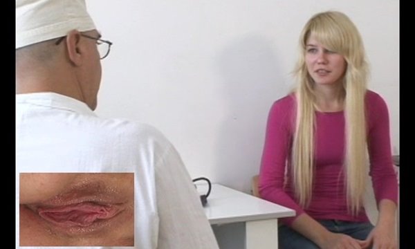 Жесткий гинеколог проводит осмотр влагалища одной очень милой двушки.
