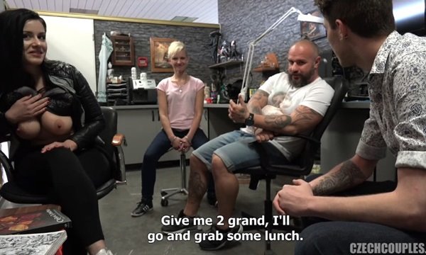 Необычный групповой секс двух пар в публичном заведении Чехии.