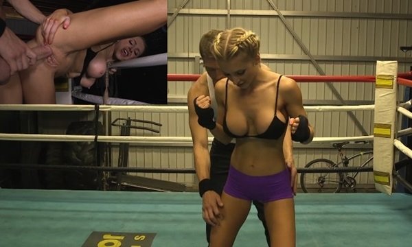 Настоящая "Малышка на миллион" шпилится на ринге со своим тренером.