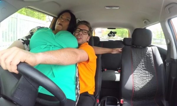 Таксист катает пухленькую афроамериканочку в своей машине не просто так.