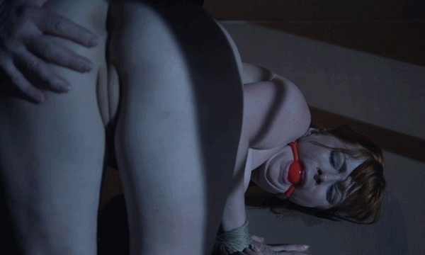 Милую рыжеволосую девушку сочно трахают с цепью на шее.