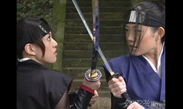 Японки сражаются на мечах чтобы получить возможность выбрать лучшего партнера.