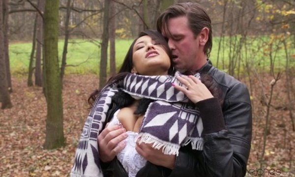 Секс с грудастой латинкой после романтичной прогулки парком.