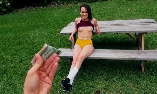 Спортивная девушка за деньги трахается на скамейке на поле для футбола.