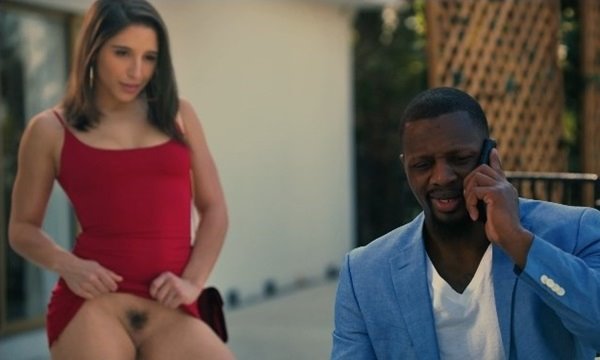 Соблазнительная соска без трусов охомутала чернокожего баскетболиста.