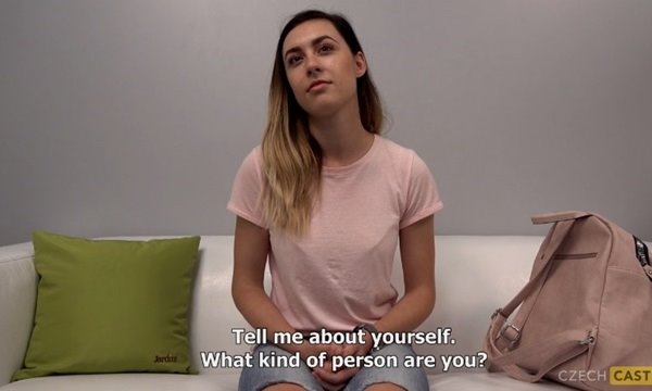 Симпатичная чешка с модельной внешностью на кастинге.