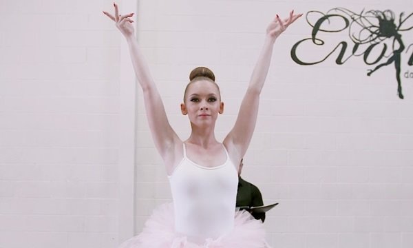 Балерина рвет колготки, соблазняет тренера и отдаётся в растяжке.