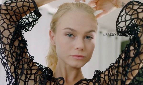 Ролевые игры в постели с элегантной русской девушкой.