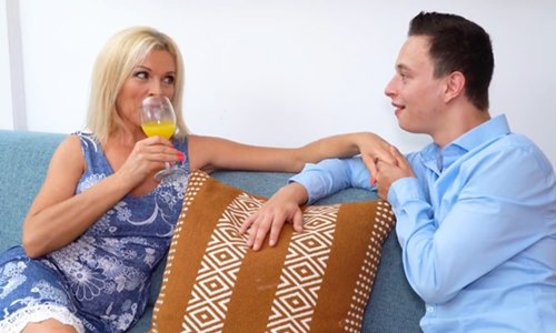 Его зрелая любовница оказывается очень страстной штучкой.