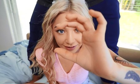 Парень снимает домашнее порно с его миниатюрной сестрой в главной роли.