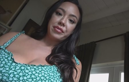 Пробуждается под приятный голосок его красивой мачехи и возбуждается.