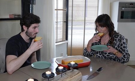 Парень попадает на ужин при свечах с мамкой своего друга и весь достается ей.