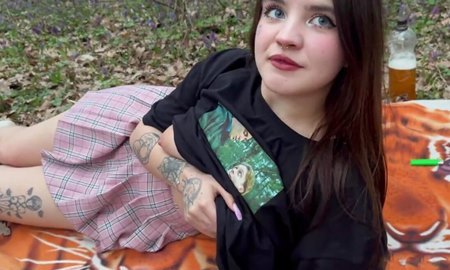 Толстенькаая молодуха трахается с грибником, который нашел её в лесу одну и с бутылкой пива.