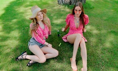 Одна из красивых подружек любила деньги больше и за две сотни охотно отдалась приятному незнакомцу.