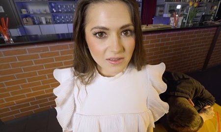 Боясь увольнения, девушка старается чтобы начальнику понравилась её киска и просит мужа подождать пока она до трахается.