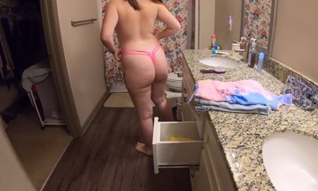 Парень обнаружил сестру жены с затычкой в жопе и трахает её тостую пизду до сквирта.